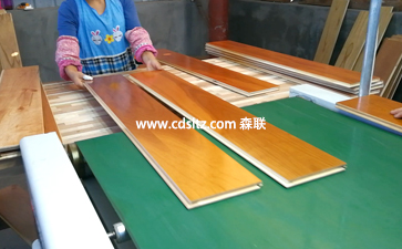 實(shí)木復(fù)合地板涂裝成品下料收撿.jpg 實(shí)木復(fù)合地板涂裝成品下料收撿.jpg